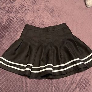 ❤️ Divided Black skirt with white stripes at bottom